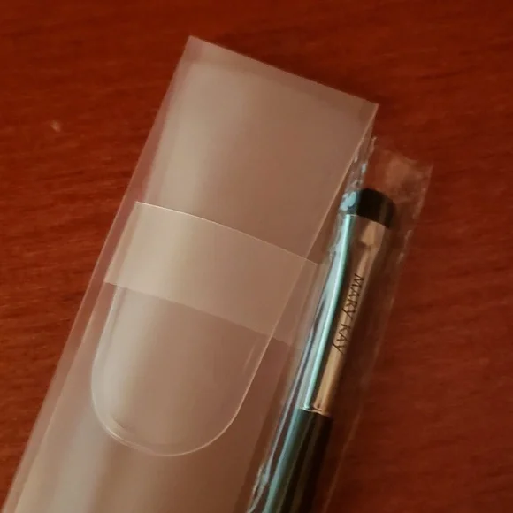 NWOT Black Eye Smudger Makeup Brush in Plastic Sleeve Carry Case - Picture 3 of 5